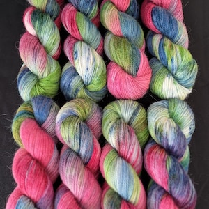 Handgefärbtes Angora- und Merinogarn: 4-fädiges Sockengarn ""Pluto"" 50g/200m in Pink-, Grün- und Blautönen, 80/20 Merino-Angora als Kaninchenwolle