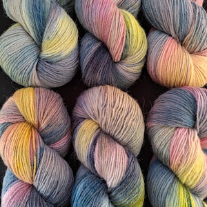 Handgefärbte, nylonfreie Sockenwolle: Sockenwolle 4fach "Monet" 100g/400 m, Blau-/Gelb-/Pinktöne, 80/20 Merino- und Lincoln-Wollgarn