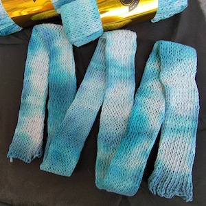 Handgefärbter doppelt gestrickter Sockenrohling aus Baumwolle: 4-fach „Shibori Tie Dye“, 100 g/400 m, selbstgestreift, indigoblau, himmelblau, Baumwollsockengarn, 100 % Baumwollgarn