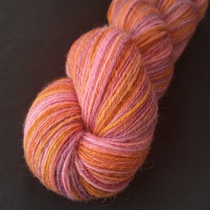 Handgesponnene Sockenwolle: 116g 4fädige handgefärbte englische Cheviot-Wolle, 3fädige handgesponnene Sockenwolle, gestreifte Sockenwolle, pink, orange, lila