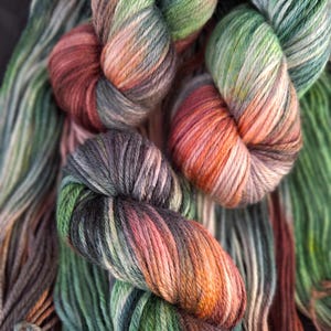 Handgefärbtes australisches Merino & Bambusgarn - 8fach "Mirkwood" 100g/ 195 m schwarz/braun/grün/orange handgefärbtes Garn 50/50 Merinowolle und Bambus