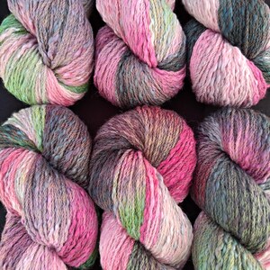 "Handgefärbtes Wolle/Baumwollgarn: 8-fach ""Thorny Rose"" 100g/200 m handgefärbte australische Merinowolle in rosa-weinrot-grüntönen