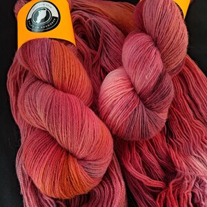 Handgefärbte, nylonfreie Sockenwolle: Sockenwolle 4fach ""Ares"" 4fach, Rot-/Bordeaux-/Orangetöne, 80/20 Merino- und Lincoln-Wollgarn