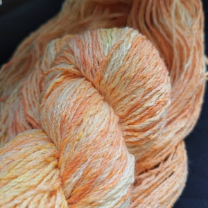"Handgefärbtes Wolle/Baumwoll-Garn: 8-fädiges ""Pumpkin Spice"" 100g/200m UV-aktives handgefärbtes australisches Merino-Woll-Baumwoll-Garn."