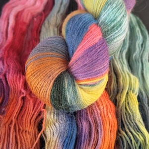 Handgefärbte, nylonfreie Sockenwolle: 4-fädiges Sockengarn ""Possum magic"" 100g/400 m, chaotische Regenbogentöne, 80/20 Merino- und Lincoln-Wollgarn