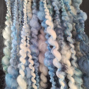 77g handgesponnenes Merinogarn in Blau und Weiß, handgesponnenes Garn, handgesponnenes Garn, Spiralgarn in Blau und Weiß