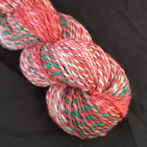 Handgesponnenes Kunstgarn: 165 g handgefärbtes und handgesponnenes Kunstgarn, australische Merinowolle, superfeines handgesponnenes Merinogarn, Erdbeere, Grün, Weiß