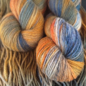 Handgefärbtes Garn: 8fach Merinowolle, 8fach Merinowolle, 100g/238m handgefärbtes Garn in Orange-Blau-Tönen, 80/20 Merinowolle und Possum-Pelz-Ya