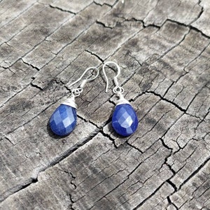 Orecchini con veri zaffiri naturali Orecchini pendenti minimalisti con filo avvolto in filo di argento sterling taglio briolette