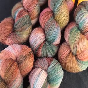 Handgefärbte Sockenwolle, Sockenwolle 4fach "Artemis" 100g/400m, Grün-Braun-Rottöne, 80/20 Sockenwolle aus Merino- und Lincolnwolle