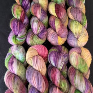 Handgefärbtes Angora- und Merinogarn: 4fach Sockenwolle "Dionysos" 50g/200m Garn, Grün-Bordeaux-Violett-Gelbtöne, 80/20er Merino-Angorawolle