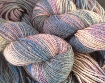 Laine mérinos opossum teint à la main : poids DK 8 fils « Blue Lagoon » 100 g/400 m, tons gris bleu lilas, laine mérinos 80/20 et opossum