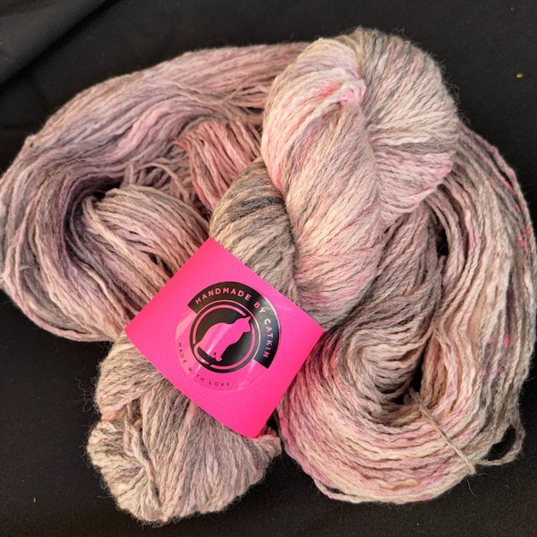 Fil de laine/coton teint à la main : 8 plis « Galah » 100 g/200 m texturé réactif aux UV teint à la main en laine mérinos australienne en coton mélangé, rose gris blanc.