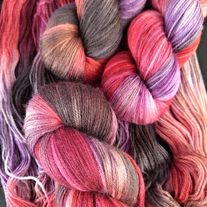 Handgefärbtes australisches Merino & Bambusgarn - 4fach "Haephestus" 100g/ 400 m rot/lila/schwarz handgefärbtes Garn, 50/50 Merinowolle und Bambusgarn