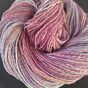 Handgesponnenes künstlerisches Garn: 100g DK Gewicht, selbst gestreiftes, handgesponnenes Garn, Merino Corriedale Wolle, 3-fädig, australische Wolle