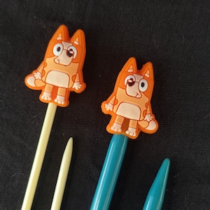 Batentes de agulha de tricô/porta-agulhas de tricô: conjunto de 2 batentes de agulhas laranja heeler dog, ponta de silicone, toppers de cachorro de desenho animado, gorro de tricô