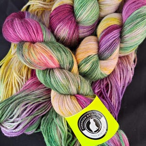 Handgefärbtes australisches Merino & Bambusgarn - 8fach "Dionysus" 100g/ 195 m lila/grün/gelb/burgundy handgefärbtes Garn, 50/50 Merinowolle Bambus