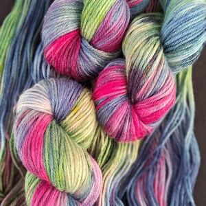 Handgefärbtes australisches Merino & Bambusgarn - 8fach "Pluto" 100g/ 195 m Grün/pink/blau handgefärbtes Garn, 50/50 Merinowolle und Bambus handgefärbt