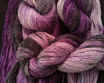 Handgeverfd Australisch merino- en hennepgaren-8-laags "Geode" 100 g/240 m paars/zwart/wit handgeverfd garen, 70/30 merinowol hennep handgeverfd garen