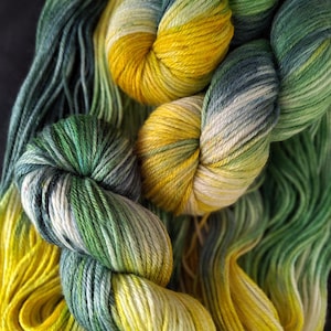 "Handgefärbtes australisches Merino & Bambusgarn - 8fach ""Venus"" 100g/ 195 m Grün/gelbes handgefärbtes Garn, 50/50 Merinowolle und Bambus handgefärbtes Garn."