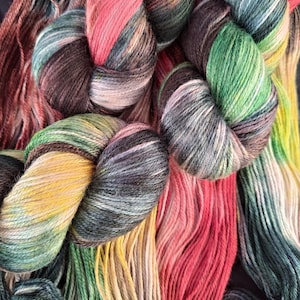 "Handgefärbtes australisches Merino & Bambusgarn - ""Artemis"" 100g/ 400 m grün/braun/rot/gelb handgefärbtes Garn, 50/50 Merinowolle Bambusgarn
