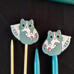 Knitting needle stoppers/ knitting needle keepers: Roly poly cat set of 2 needles stoppers grey white cat silicone end knitting needle caps