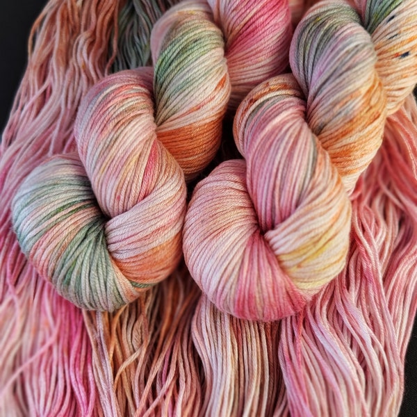 Hilo de bambú teñido a mano: 8ply "Afrodita" 100g/ 220m hilo teñido a mano naranja/rosa/verde, hilo de viscosa de bambú 100% vegano, pintado a mano