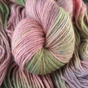 Handgefärbtes Garn aus Possum: 8fach Wolle ""Rosebud"" 100g/238m handgefärbtes Garn in grün-rosa-grau-Tönen, 80/20 Merinowolle und Possum-Garn."