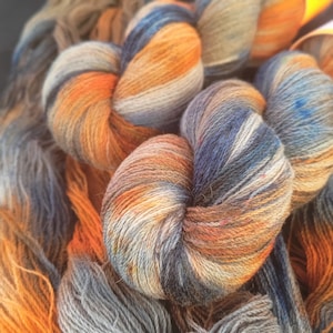 Handgefärbtes Kamel-Merinogarn: Spitzengewicht 2-fädig „Mercury“, 50 g/700 m, handgefärbtes Garn, orange Kobaltblautöne, 50/50 Merinowolle und Babykamel