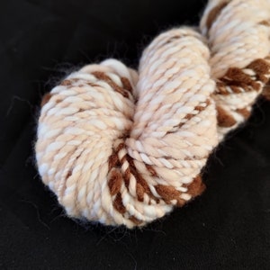 Handgesponnenes Kunstgarn: 104 g. Sperriges Gewicht. Handgesponnenes Kunstgarn in Rosa, Creme, Braun, superfeine Merinowolle, Alpakawolle, dickes/dünnes Effektgarn