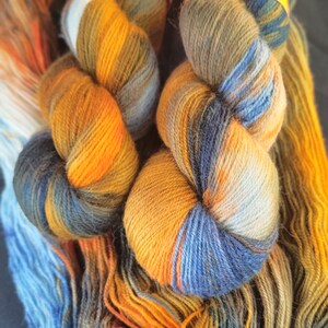 Handgefärbte, nylonfreie Sockenwolle: Sockengewicht 4fach " Merino "" 100g/400m Garn, blau orange Töne , 80/20 Merino und Lincoln Wolle, plastikfrei."