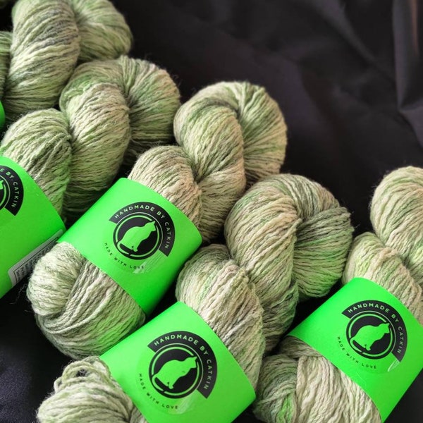 Fil de laine/coton teint à la main : 8 plis « Tourmaline verte » 100 g/200 m texturé réactif aux UV teint à la main en laine mérinos australienne vert coton mélangé.