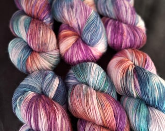 Laine mérinos et soie australiennes teints à la main - « Boulder Opal » 4 fils 100 g/440 m bleu violet brun teint à la main, 50/50 laine mérinos et soie de mûrier