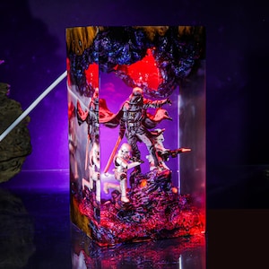 Könnte beinhalten: Rechteckige Kunstharzlampe mit einer Star Wars-Szene mit Darth Vader und Sturmtruppen. Die Lampe hat einen roten und violetten Schein mit einem Holzaußen. Die Figuren befinden sich in der Mitte der Lampe.