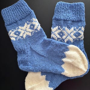 White stars/blue hand knitted mens wool socks. EU 42