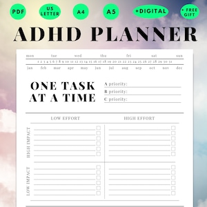 Puede incluir: Planificador de TDAH con el título "ADHD PLANNER" en letras negras grandes. El planificador incluye secciones para tareas diarias, prioridades y niveles de esfuerzo. También tiene un calendario mensual y está disponible en formatos PDF, US Letter, A4 y A5.