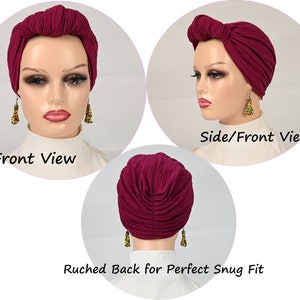 Puede incluir: Turbante de color burdeos con la parte posterior fruncida para un ajuste perfecto. El turbante se muestra desde el frente, el lateral y la parte posterior. En la imagen se puede leer "Front View", "Side/Front View" y "Ruched Back for Perfect Snug Fit".