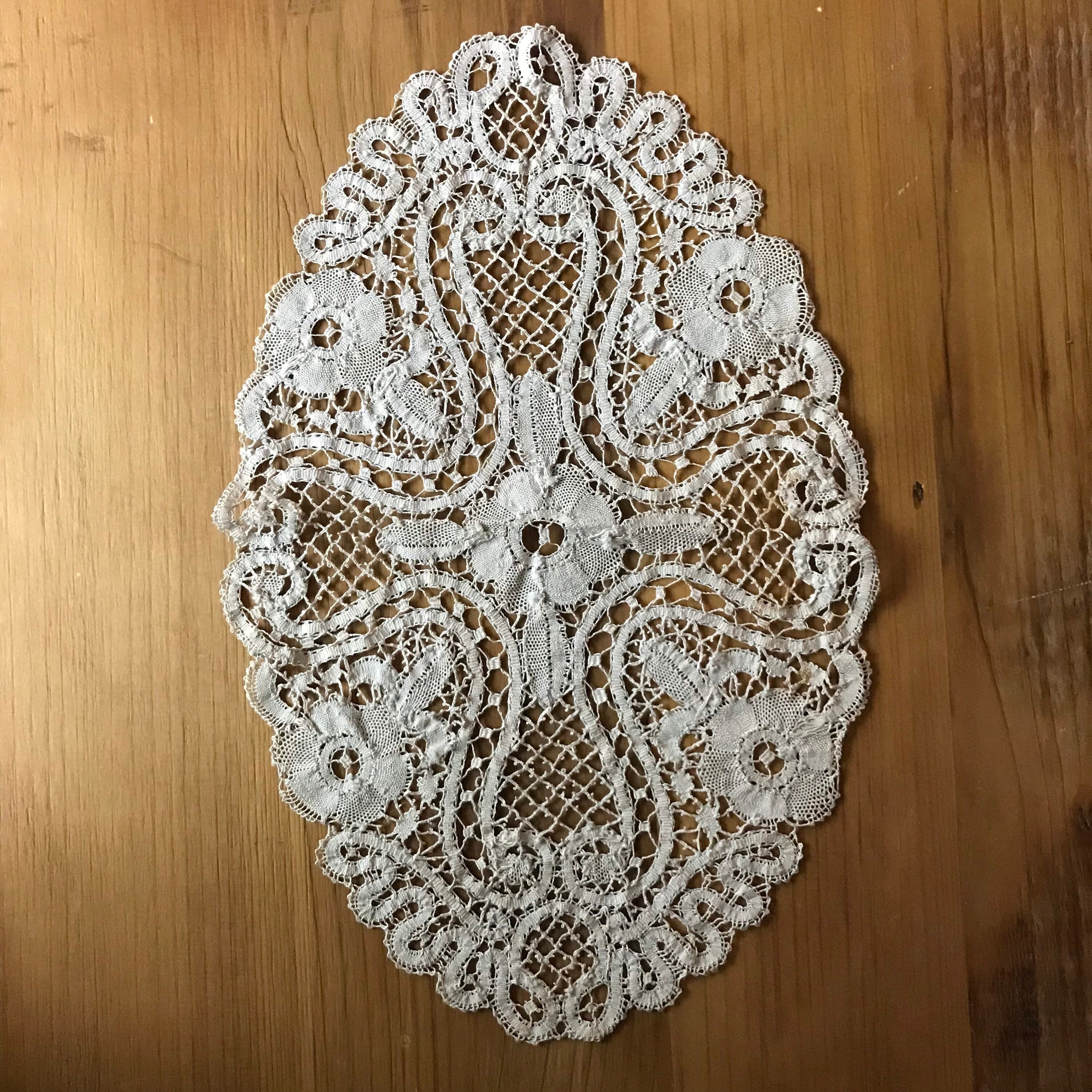 Joli Napperon en Dentelle Du Puy Circa 1950