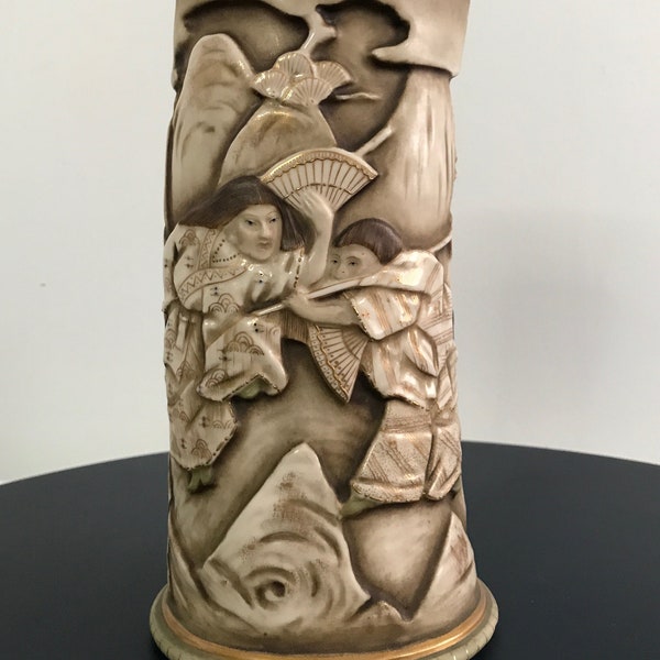 Vase défense d’éléphant en porcelaine de Saxe circa 1920