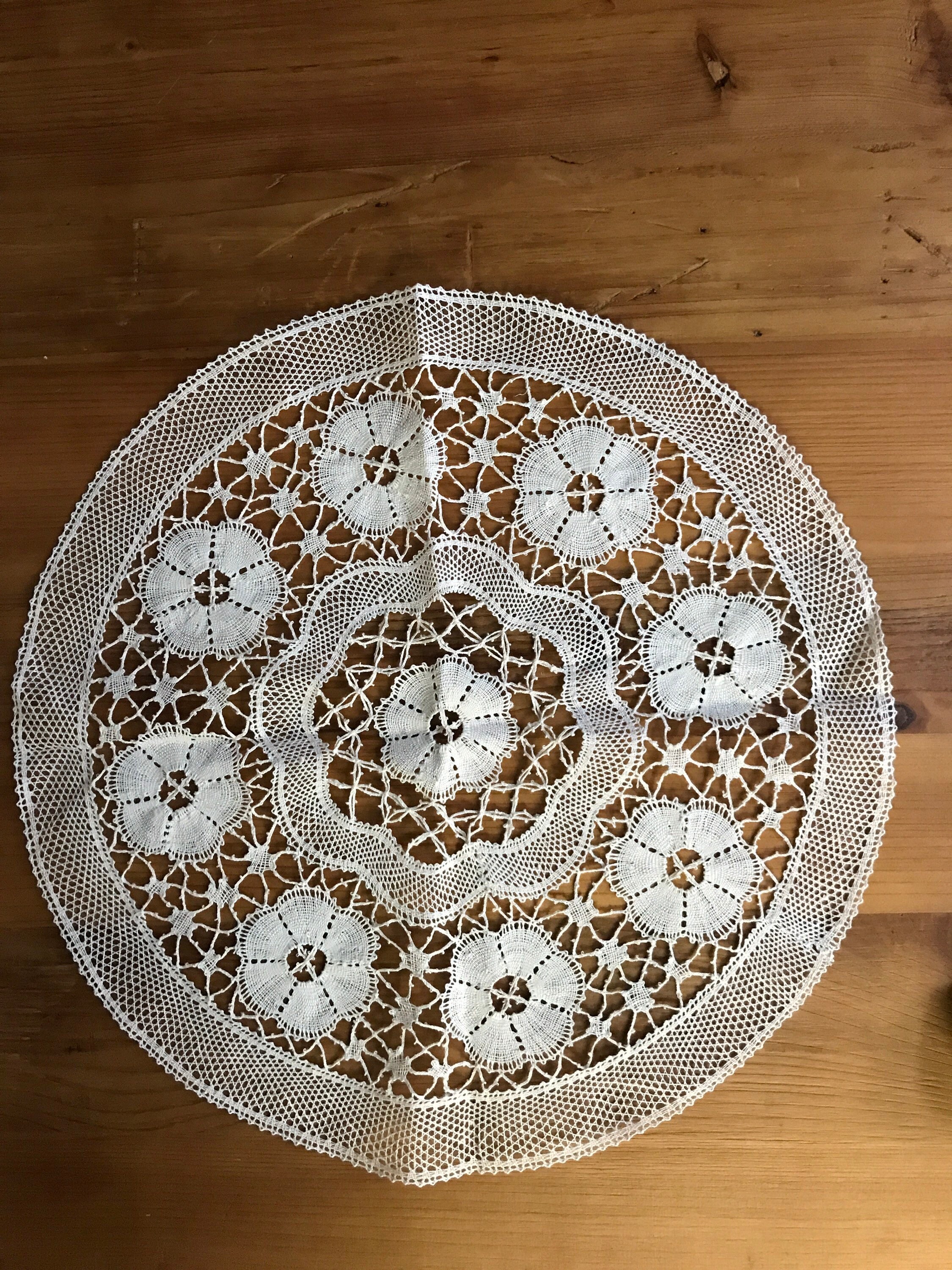 Grand Napperon Rond en Dentelle Fait Main Vers 1950