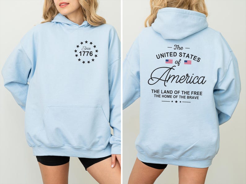 Pu&ograve; includere: Felpa con cappuccio azzurra con tasca frontale e cappuccio. La parte anteriore presenta un design circolare con il testo "Since 1776". Il retro della felpa con cappuccio mostra "The United States of America" con la bandiera americana e il testo "The Land of the Free, The Home of the Brave."