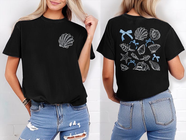 Puede incluir: Camiseta negra con un dise&ntilde;o de concha en la parte delantera y una colecci&oacute;n de ilustraciones de conchas marinas con lazos azules en la parte trasera. El dise&ntilde;o incluye varios tipos de conchas y una estrella de mar. La camiseta es de estilo casual y c&oacute;modo.
