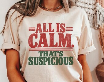 Camiseta navideña divertida, camiseta con el mensaje "Todo está tranquilo y sospechoso", top navideño sarcástico, ropa navideña vintage.