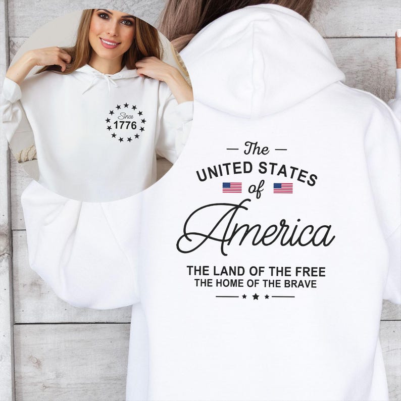Pu&ograve; includere: Felpa con cappuccio bianca con la scritta "Since 1776" in un cerchio sul davanti. Il retro della felpa presenta la scritta "The United States of America" con bandiere americane e la frase "The Land of the Free, The Home of the Brave."