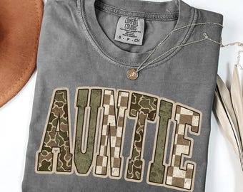 Camouflage Auntie Comfort Colors: Retro Camo Aunt Shirt, Distressed Varsity Lettering T-Shirt