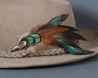 Épingle à chapeau en plumes, accessoire Trilby boho hippie unique, plumes noires irisées marron vert, pièce maîtresse pour le marié, clip pour broche