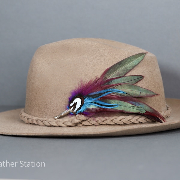 Épingle à chapeau en plumes violettes irisées, accessoire Trilby boho hippie unique, pièce mauve pour le marié, bijoux de broche