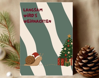 Op de afbeelding: Een rechthoekige wenskaart met een achtergrond van golvende groene en crèmekleurige strepen. De tekst "LANGSAM WIRD'S WEIHNACHTEN" staat in het rood. Een bruine slak met een rode kerstmuts kruipt naar een versierde kerstboom met rode cadeautjes.