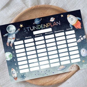 Könnte beinhalten: Ein Wochenplaner zum Thema Weltraum mit dunkelblauem Hintergrund und Aquarell-Illustrationen von Planeten, Sternen, einer Rakete und einem Astronauten. Der Planer hat eine Spalte für jeden Tag der Woche, von Montag bis Freitag, und Zeilen für jede Stunde des Tages, von 1 bis 8. Der Text "STUNDENPLAN" befindet sich oben auf dem Planer.