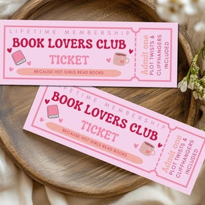 Könnte beinhalten: Zwei rosa "Book Lovers Club" Tickets mit Text und Illustrationen eines Buches und einer Tasse. Die Tickets lauten "Lebenslange Mitgliedschaft" und "Zutritt für einen Plot Twists & Cliffhangers inklusive". Der Text "Weil heiße Mädchen Bücher lesen" ist ebenfalls enthalten.